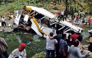 MEXICO: Cae autobús desde puente; 20 muertos y 25 heridos