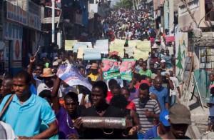 Oficialistas y opositores de Haití salen a las calles a pedir elecciones