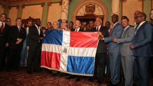 Presidente entrega bandera a los Leones del Escogido