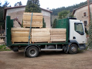 Villa Altagracia: detienen dos en camión madera supuestamente robada Villa Altagracia: detienen dos en camión madera supuestamente robada