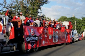 La caravana salió a las 3:00 de la tarde desde el estadio Quisqueya Juan Marichal.