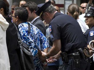 Detienen siete activistas que protestaban por redadas de inmigrantes