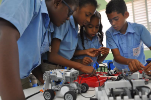 Educación dice Gobierno fomenta la tecnología en escuelas de la RD