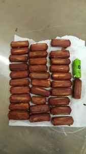 Arrestan dominicana con 32 bolsas en botella mamajuana