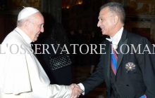 ROMA: Embajador entrega al Papa llavero con escudo RD