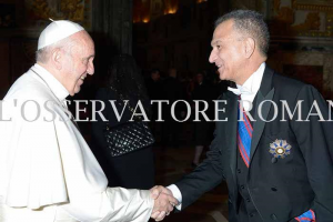ROMA: Embajador entrega al Papa llavero con escudo RD