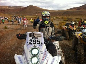 Piloto de cuatriciclos maneja con una sola mano Piloto de cuatriciclos maneja con una sola mano