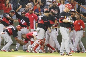 Leones vencen a los Toros, enfrentarán Licey en final Leones vencen a los Toros, enfrentarán Licey en final