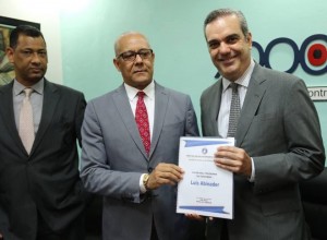 Abinader dice en RD ha habido retroceso institucional