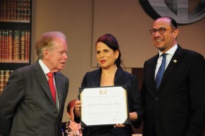 Ángela Hernández, en entrega Premio, pide bibliotecas y rechaza corrupción