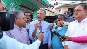Danilo ordena reparar calles y cañadas Los Guandules