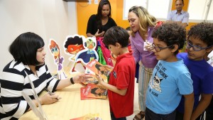 Entregan libros de cuentos al CAID para promover valores en niños especiales