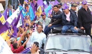 Danilo Medina recorrió 120 kilómetros en el Cibao Central Danilo Medina recorrió 120 kilómetros en el Cibao Central