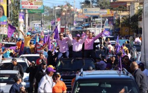 Medina encabeza marcha-caravana por 20 barrios ciudad de Santiago
