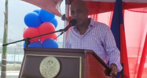 Presidente de Haití lanza canción para carnaval criticando periodista