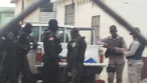 NAGUA: Tiroteo deja un policía y un supuesto sicario muertos
