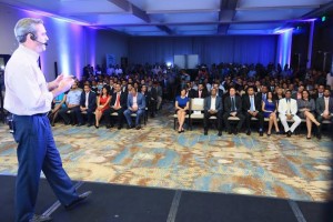 Luis Abinader anuncia planes para favorecer a jóvenes dominicanos