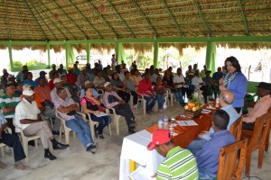 Minou denuncia abandono de trabajadores y campesinos