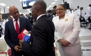 Martelly entrega poder; Parlamento elegirá sucesor en plazo de 5 días Martelly entrega poder; Parlamento elegirá sucesor en plazo de 5 días