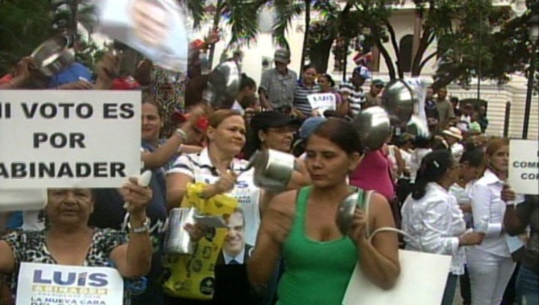 Amas de casa del PRM protestan con calderos vacíos imagen