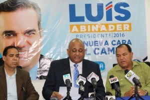 Denuncian Danilo pagó $16 millones a asesor con fondos públicos Denuncian Danilo pagó $16 millones a asesor con fondos públicos