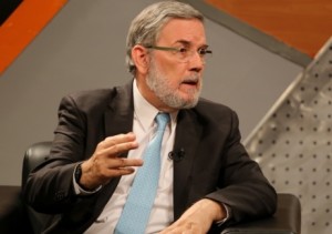 Califica de “imprudencia política” dar premio literario a Vargas Llosa