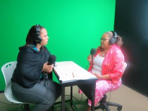 El programa UAPA con la Comunidad, entrevistando la dirigente comunitaria Carmen Méndez.