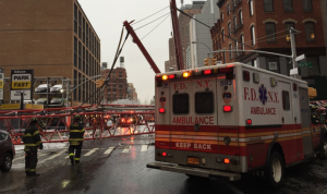 Un muerto y 3 heridos tras colapso de grúa