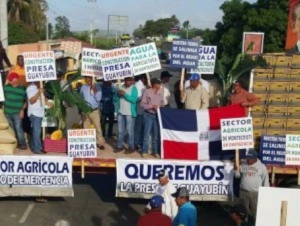 Productores bloquean autopista Duarte en demanda de presa