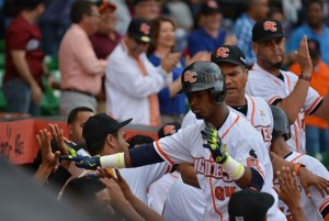 Jean Segura y Rymer Liriano cambiando de camiseta