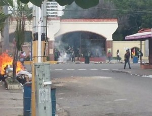 Estudiantes UASD y agentes PN se enfrentan a tiros y pedradas