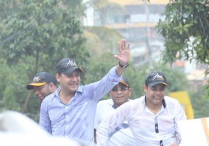 Abel Martínez realiza caravanas en Santiago