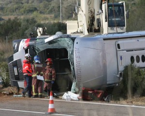 ESPAÑA: Al menos 14 muertos al volcar un autocar en Tarragona