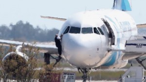 Arrestan secuestrador de avión egipcio; liberan rehenes Arrestan secuestrador de avión egipcio; liberan rehenes
