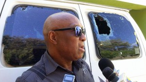 Hombre ataca merenguero José El Calvo, rompe cristales de vehículos