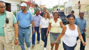 Carolina Mejía visita sectores SDO; dice PRM elevará beneficios pobres