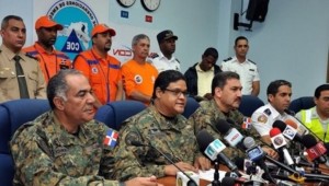 Méndez junto a otras autoridades de los organismos de socorro.