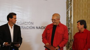 Colombia y ELN acuerdan iniciar proceso de paz