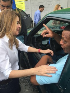 Carolina Mejía conversa con un conductor durante el recorrido.