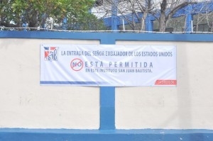 Colegio católico coloca cartel prohibiendo entrada Embajador