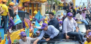 Danilo logra apoyo recorrido por barrios populosos de la capital