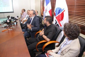 El director de la OISOE, Francisco Pagán Rodríguez, junto a tecnicos que realizaron estudios iglesia Sta Bárbara
