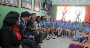 El Embajador de EEUU y su esposo durante su visita a una escuela.