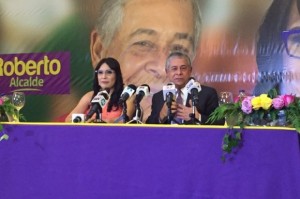 Roberto Salcedo presenta Francina Hungría candidata a vicealcaldesa