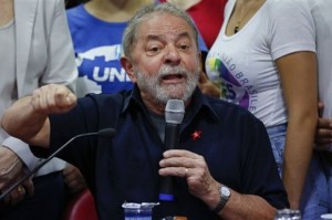 BRASIL: Tras interrogatorio de casi cuatro horas, Lula sale de comisaria