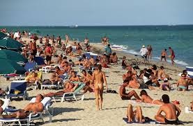 Jóvenes llenan playas de Miami Beach