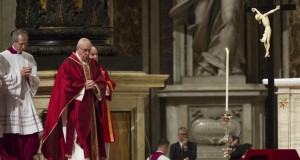 Papa Francisco preside ceremonia de la Pasión de Cristo en el Vaticano