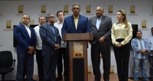 PRM inscribe candidaturas de Luis Abinader y Carolina Mejía