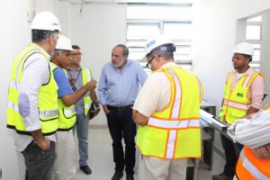 SANTIAGO: Director supervisa reconstrucción de hospital