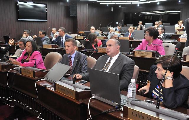 Diputados ratifican eliminar «barrilito»; apoyan a la JCE imagen